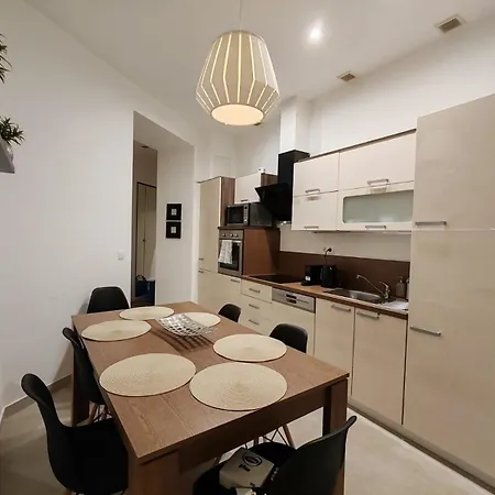 Danube 3 Bedrooms דירה *